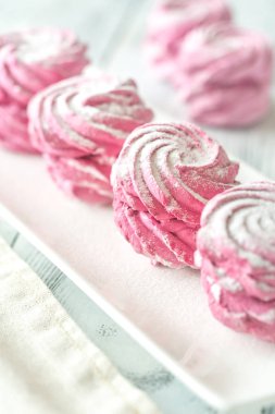 Hatmi beyaz plaka üzerinde