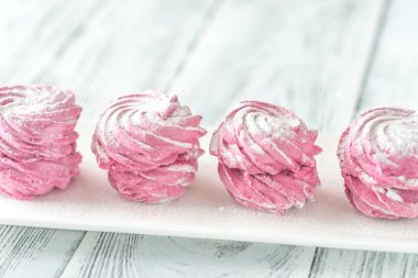 Hatmi beyaz plaka üzerinde