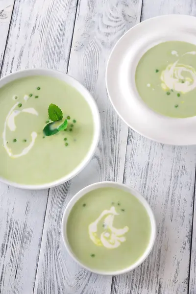 Porciones de sopa de crema de guisantes — Foto de Stock