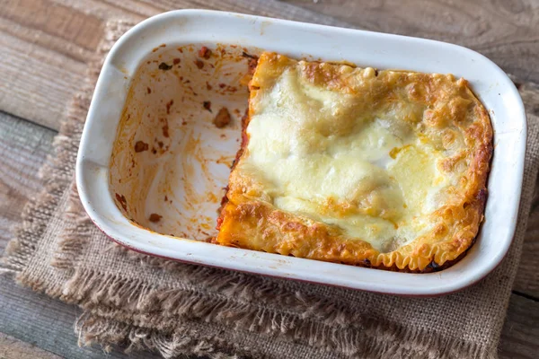 A fából készült asztal lasagne tál — Stock Fotó