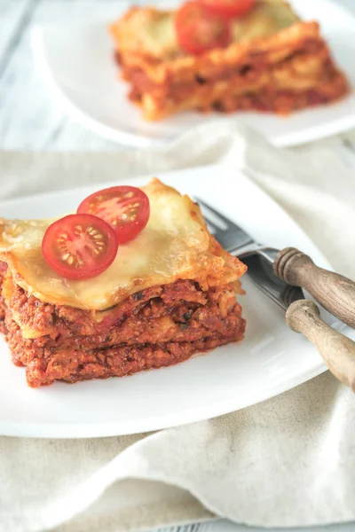 Gedeelte van lasagne op de witte plaat — Stockfoto