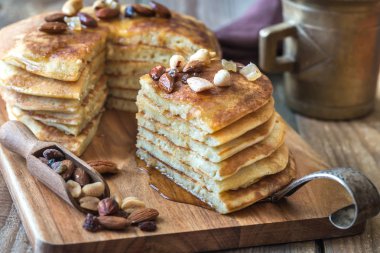 tereyağı ve akçaağaç şurubu ile krep yığını