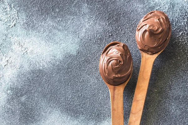 Duas colheres de madeira de creme de chocolate — Fotografia de Stock