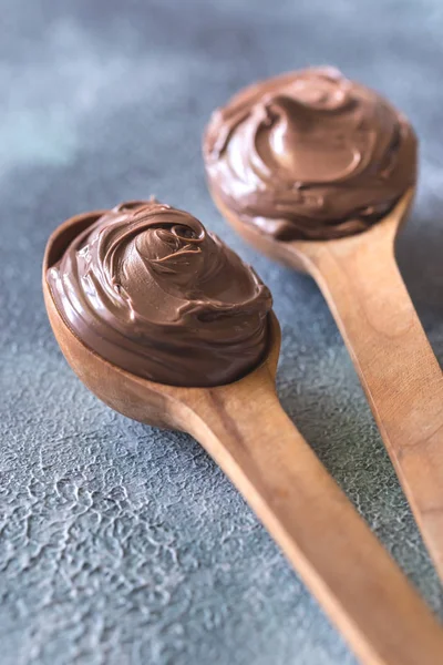Two wooden spoons of chocolate cream — Stock Photo, Image