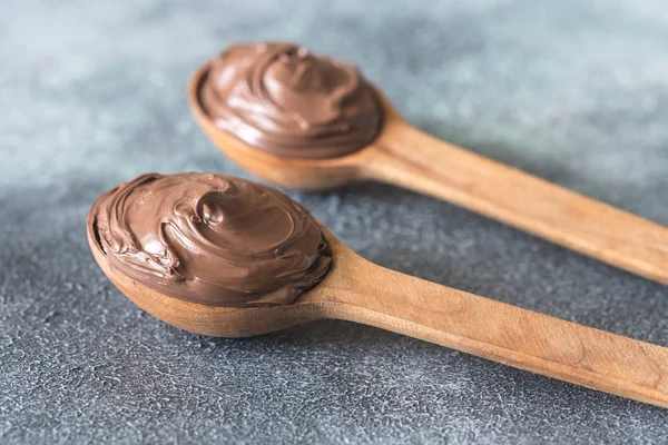 Duas colheres de madeira de creme de chocolate — Fotografia de Stock