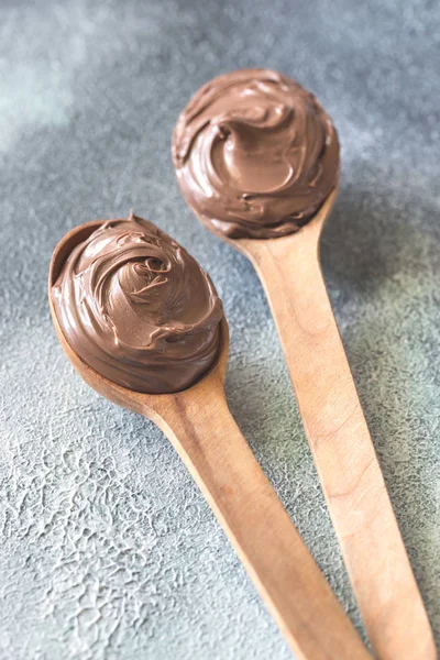 Twee houten lepels van chocolade-ijs — Stockfoto