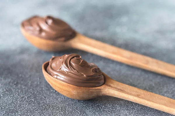 Two wooden spoons of chocolate cream — Stock Photo, Image