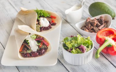 Burrito malzemelerle ahşap tablo