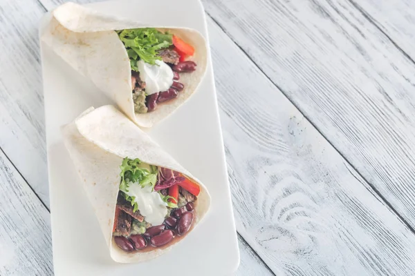 Burrito ile et ve guacamole — Stok fotoğraf
