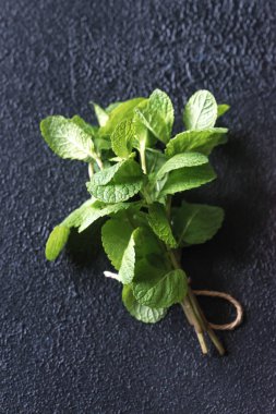 Koyu arka plan üzerinde taze nane demet