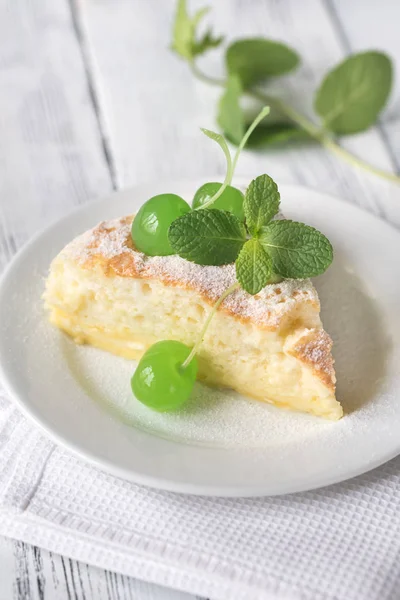 Fatia de cheesecake no prato branco — Fotografia de Stock