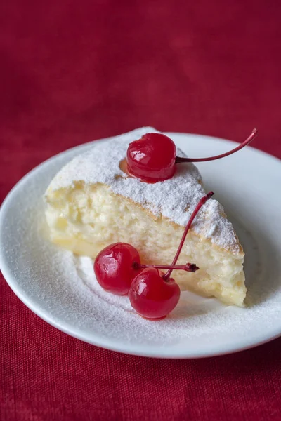 Rebanada de pastel de queso en el plato blanco —  Fotos de Stock