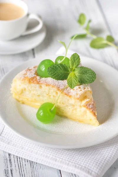 Scheibe Käsekuchen auf dem weißen Teller — Stockfoto