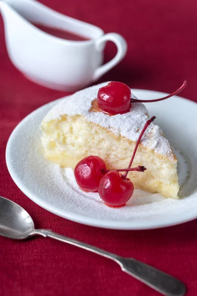 Fetta di cheesecake sul piatto bianco — Foto Stock