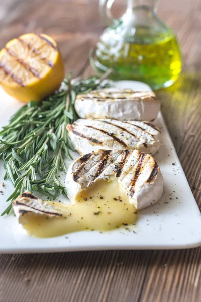 Grilled Camembert cheese with olive oil and rosemary — Stock Photo, Image