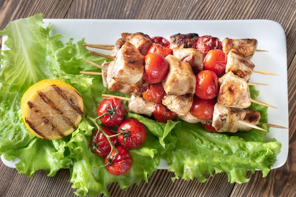 Brochetas de pollo a la parrilla en el plato blanco — Foto de Stock