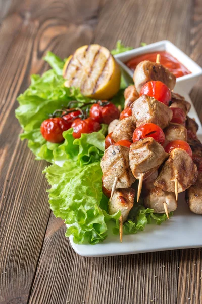 Brochetas de pollo a la parrilla en el plato blanco — Foto de Stock