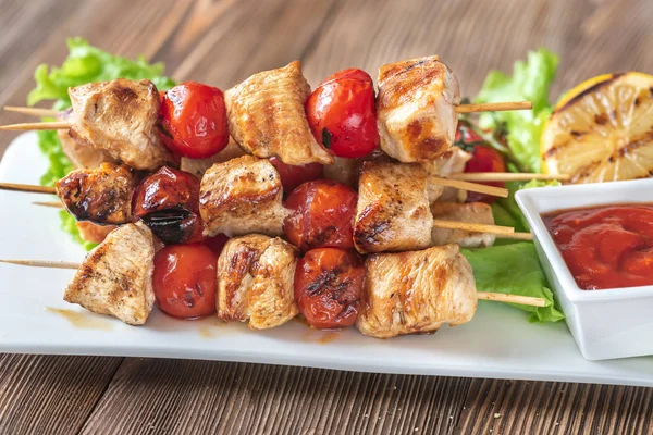 Brochetas de pollo a la parrilla en el plato blanco — Foto de Stock