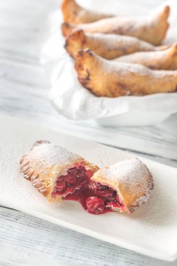 Kiraz empanadas beyaz plaka üzerinde