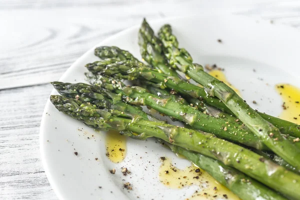 Szparagi gotowane na talerzu — Zdjęcie stockowe