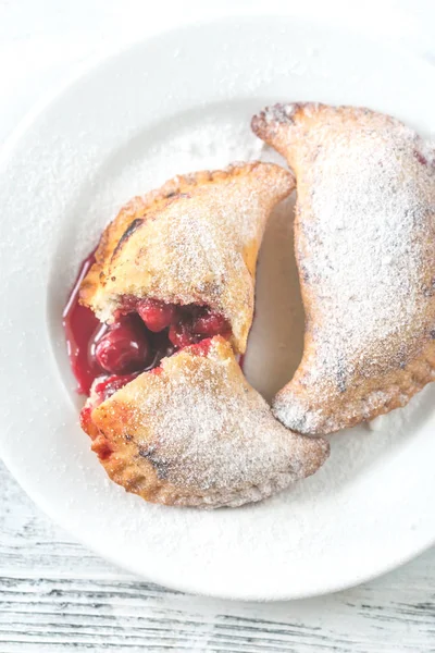 Cherry empanadas på den vita plattan — Stockfoto