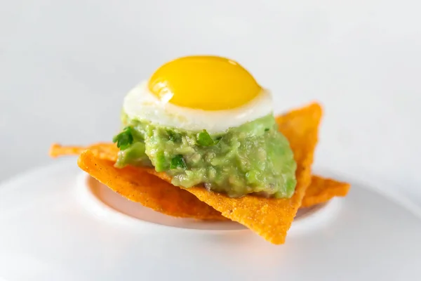 Guacamole ve bıldırcın yumurtası aperatifi. — Stok fotoğraf