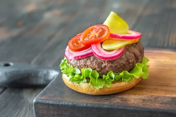 Hamburger Auf Dem Schneidebrett — Stockfoto