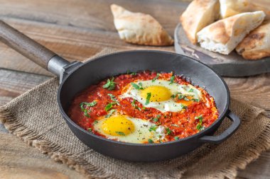 Shakshouka kızartma tavasında servis edilir.