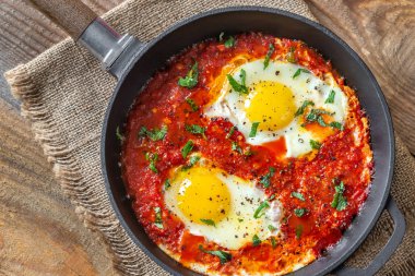 Shakshouka kızartma tavasında servis edilir.