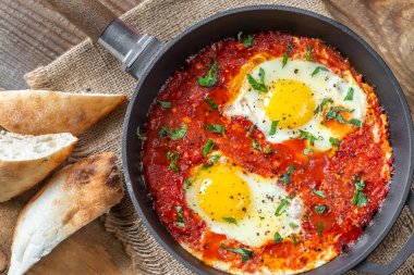 Shakshouka kızartma tavasında servis edilir.