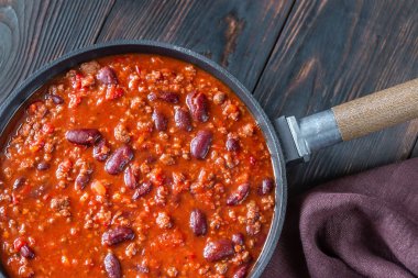 Chili con carne bir tavada