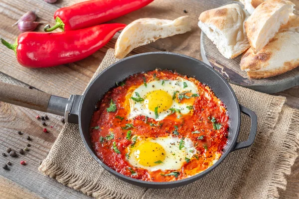 Shakshouka servido en una sartén — Foto de Stock