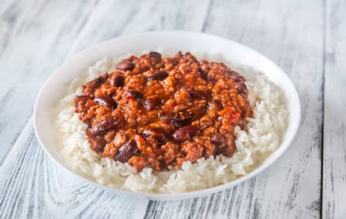 Beyaz pirinçle servis edilen Chili con carne