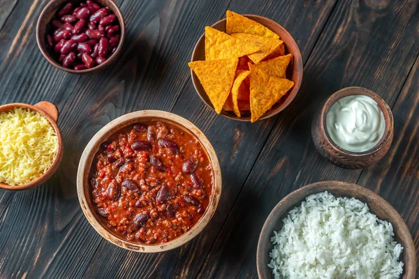 Bowl of chili con carne with the ingredients — Stock Photo, Image