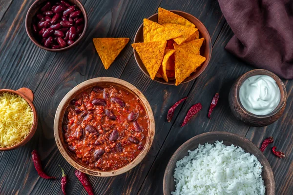 Bowl of chili con carne with the ingredients — Stock Photo, Image