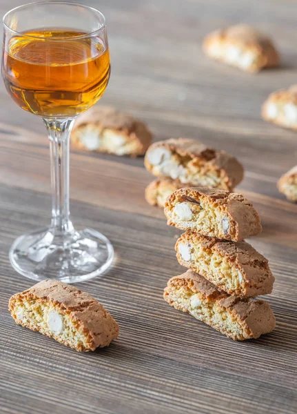 Cantuccini ve bir bardak İtalyan tatlı şarabı. — Stok fotoğraf