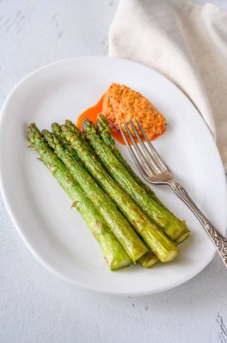 Romesco soslu kızarmış kuşkonmaz.