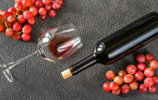 Glass and bottle of red wine — Stock Photo, Image