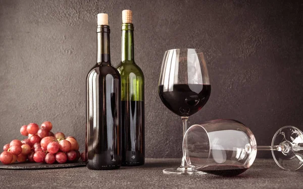 Red wine with bunch of grapes — Stock Photo, Image