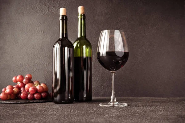 Red wine with bunch of grapes — Stock Photo, Image