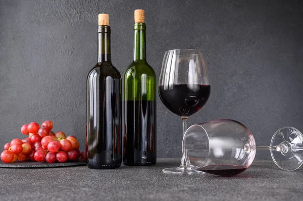 Красное вино с гроздьями винограда — стоковое фото