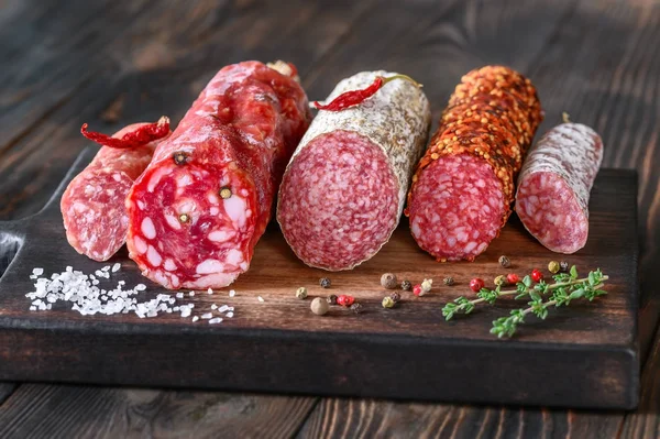 Salami auf dem Holzbrett — Stockfoto