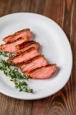 Bir dilim ördek göğsü. 