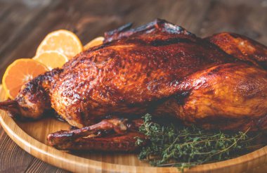 Ahşap tepside pişirilmiş ördek