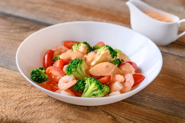 Salade met garnalen en verse groenten — Stockfoto