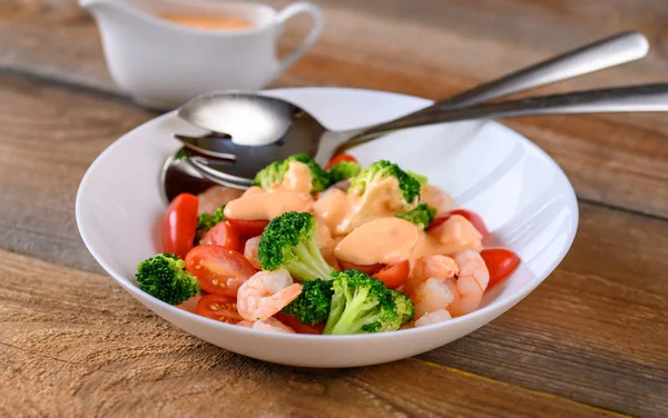 Salada com camarões e legumes frescos — Fotografia de Stock