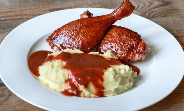 Barbecue duck legs with mashed potato 