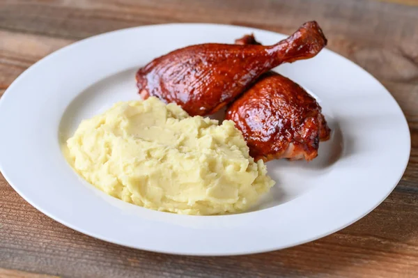 Barbecue duck legs with mashed potato Royalty Free Stock Images