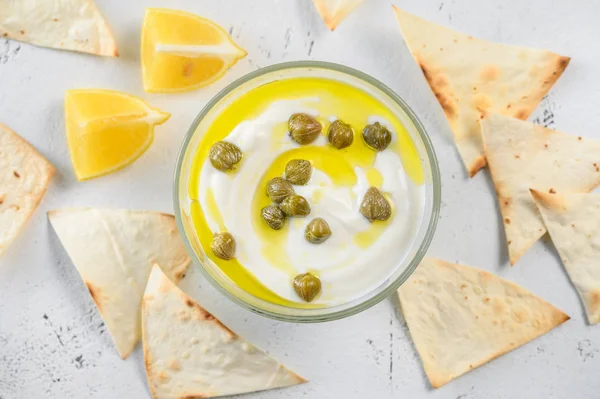 Salsa de alcaparra de yogur griego — Foto de Stock