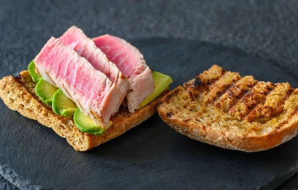 Sandwich au thon et à l'avocat — Photo